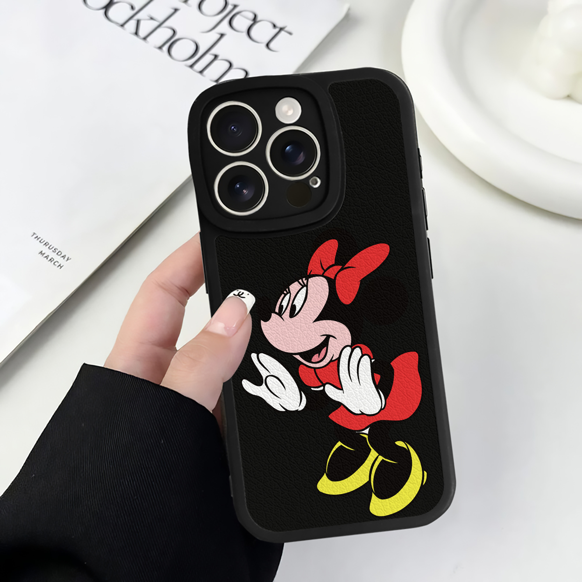（画像用） ミッキーマウス Mickey Mouse 【iPhone 16シリーズ対応】シリコンスマホケース（レザー調） 材質：シリコン